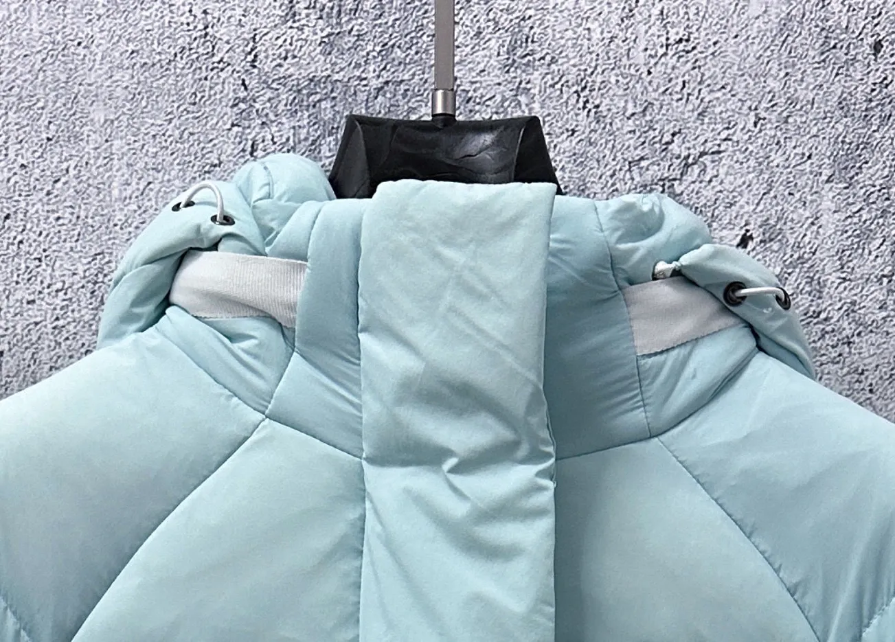 [𝗖𝗔𝗡𝗔𝗗𝗔 𝗚𝗢𝗢𝗦𝗘] Capsule Series Macaron Color White Label Fabric: Made of CORDURA gray cloth imported from Du Pont of the United States, soft Endura Luxe fabric, which enhances the durability of easy-to-wear parts, is lightweight and durable; the inner liner is made of T anti-velvet gallbladder, which is comfortable and soft, and does not rip through velvet. : Equipped with a detachable hood, which can be adjusted in two directions, and is also filled with down, which brings greater softness and wrapping around the head and neck, and is full of warmth. This parka has White trim on the back and around it, and the hardware locks are all original and custom-made, complementing the soft fabric color. Goose logo: The new Series silicone material logo on the official website, non-embroidered logo. Length: Fit hip-length. Size：XS-L